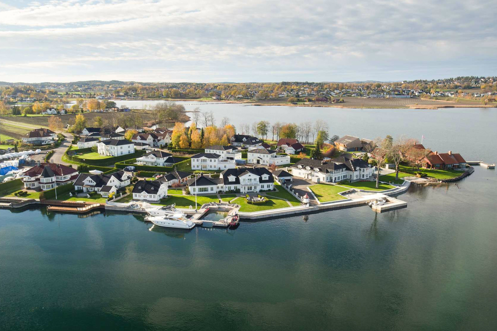What is Nordic luxury? House on the coast of Norway with a jetty and pool
