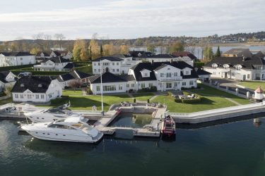 What is Nordic luxury? House on the coast of Norway with a jetty and pool.