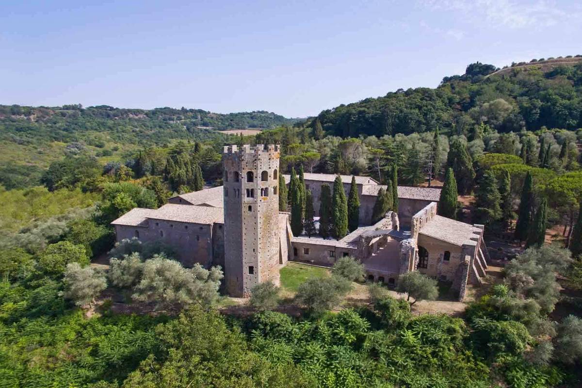 Modern and old-school castles, middle age houses for sale in Italy