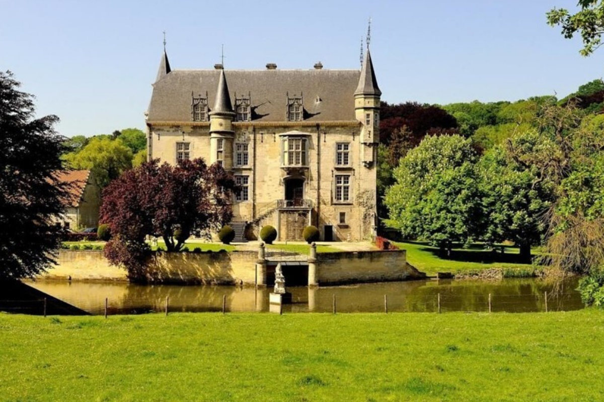 Modern castle houses: Castle in Limburg, Netherlands (approx. US$5,373,863).