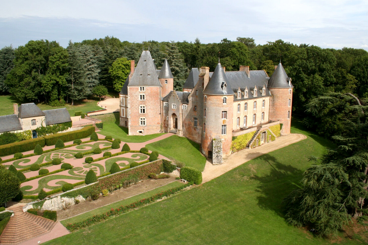 Modern castle houses: A château in perfect condition near Gien, 180 km from Paris, France (approx. US$4,288,234).27