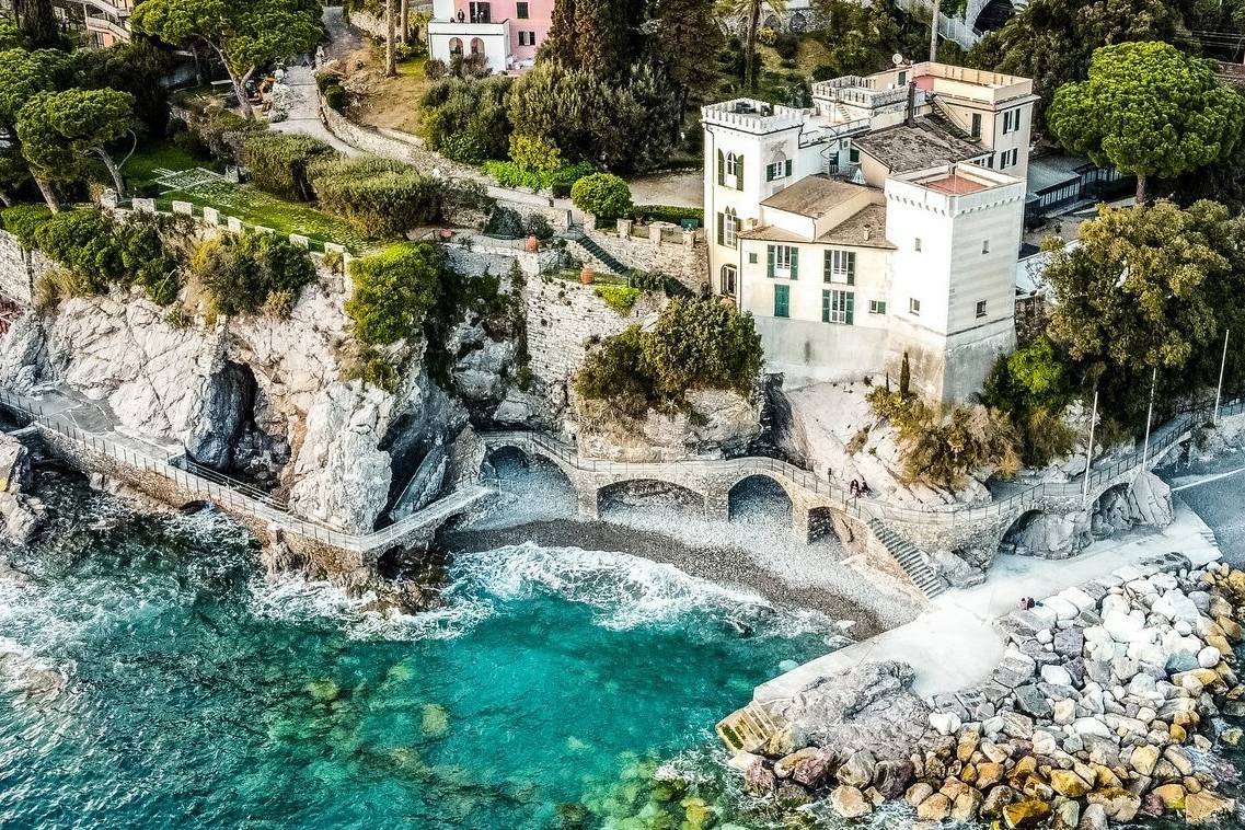 Lakeside castles and trophy castles for investment