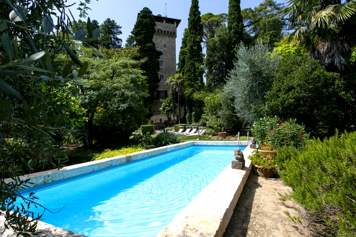 Modern day castles: Castle with a pool in the province of Siena, Italy (US$10,204,447).