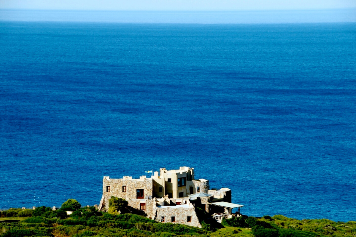 Modern day castles: Castle on a cliff in Western Cape, South Africa (approx. US$4,077,969).