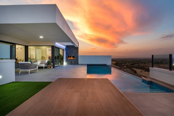 Best infinity pools in the world: one of the best infinity edge plunge pools located in a villa in Costa Blanca, the concentration of the best infinity pools with a view.