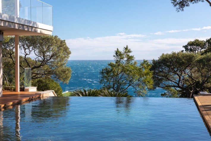 Best infinity pools in the world: one of the best infinity edge plunge pools located in a villa in Saint Jean Cap Ferrat, the concentration of the best infinity pools with a view.