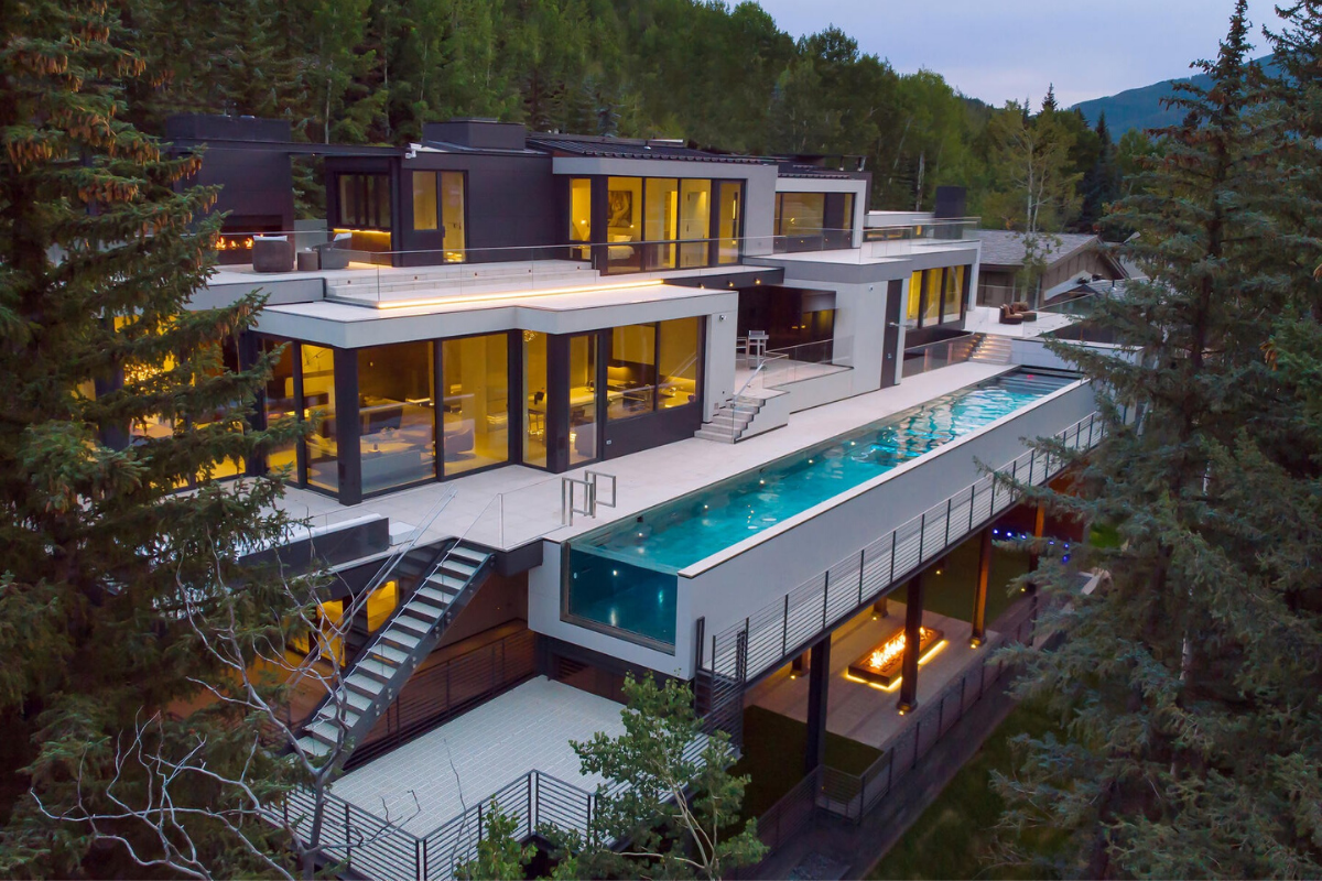 Best infinity pools in the world: one of the best infinity edge plunge pools located in a villa in Colorado, the perfect excample of the best infinity pools with a view in the USA.