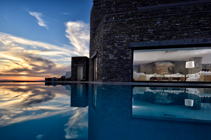 Best infinity pools in the world: one of the best infinity edge plunge pools located in a villa in Greece, the concentration of the best infinity pools with a view. The best place for couples.