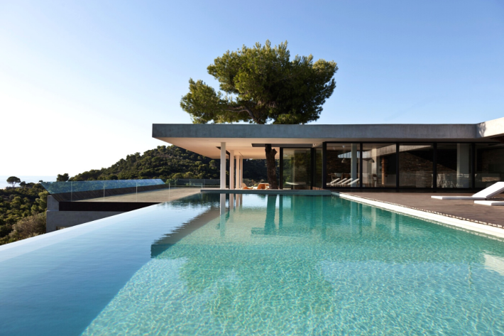 Best infinity pools in the world: one of the best infinity edge plunge pools located in a villa in Greece, the concentration of the best infinity pools with a view.