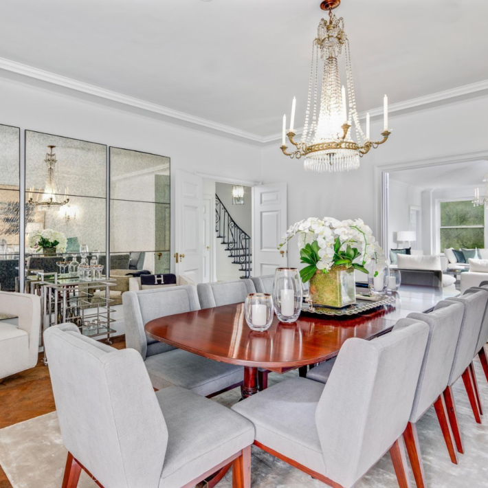 4 bedroom apartment next door to Jackie Kennedy’s house in NYC. Other homes of Jacqueline (Jackie) Kennedy: Jackie O