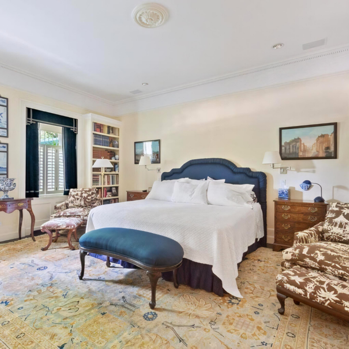 3 bedroom apartment next door to Jackie Kennedy’s house in NYC. Other homes of Jacqueline (Jackie) Kennedy: Jackie O