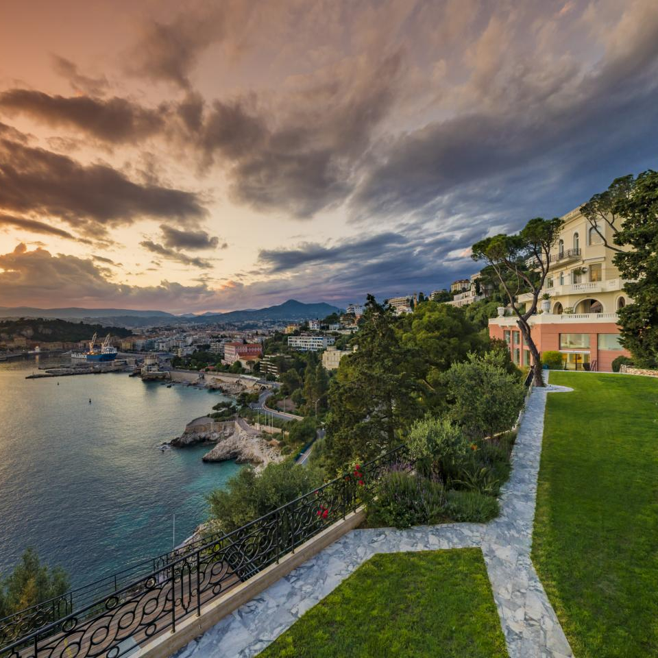 What kind of house does Sean Connery live in Nice, France? Real-life photos: view 20 pictures.