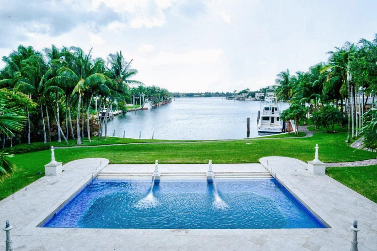 Luxury house with a pool and a private beach in Florida, USA. Ranking: 17