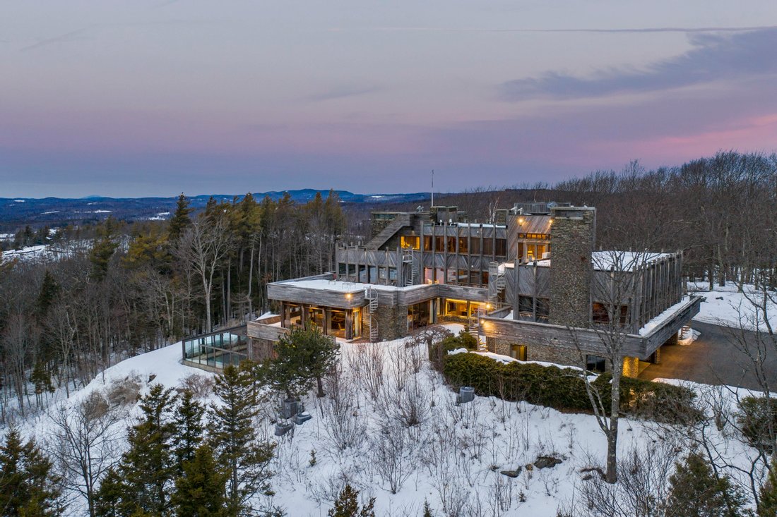All luxury log cabin homes for sale near your location: search for homes worldwide by geo-location online on JamesEdition.