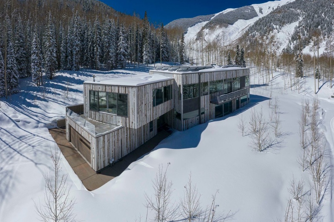 Luxury log cabin homes for sale in the USA and Canada. Plus, pet-friendly log cabins with hot tubs.