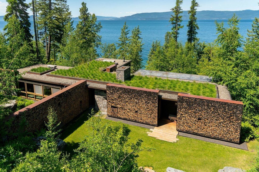Luxury log homes for sale in BC: deluxe cabins with hot tubs for two.