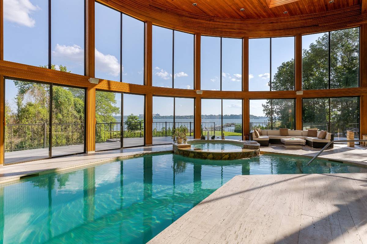 Villa 8 / 10p. Indoor swimming pool, in a golf residence, tennis