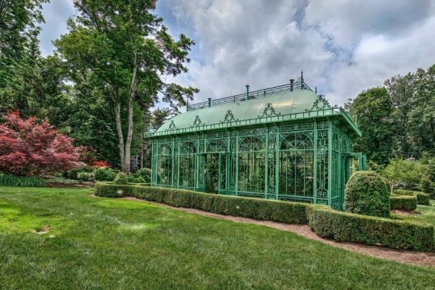 Custom greenhouse with a botanical garden