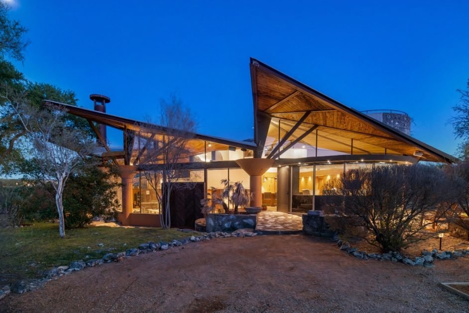 Premium Selection: 10 Eye-catching Frank Lloyd Wright style homes currently for sale