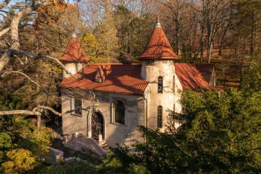 Castle with ties to Old Hollywood outside Manhattan lists on JamesEdition