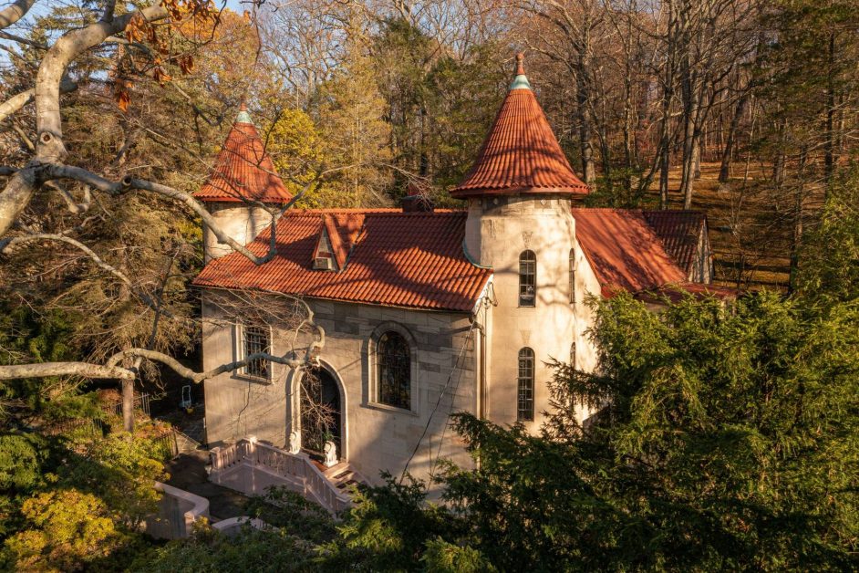 Castle with ties to Old Hollywood outside Manhattan lists on JamesEdition