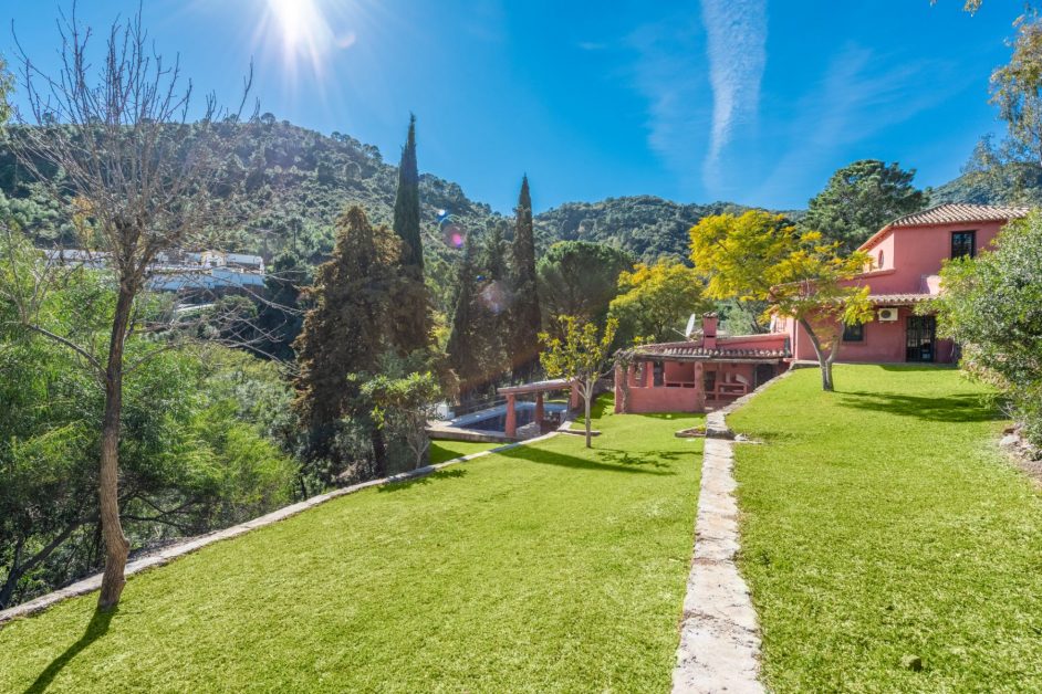 Andalucía at its best: Characterful property on a beautiful plot of land for sale in Benahavís