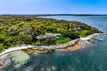 Uber-Modern Glass House Hits the Market in New York’s Fishers Island