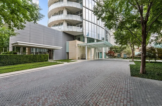 Fin of Luxury Condo (8)