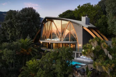 Futuristic Gothic Gem: Spaceship-Like Residence Emerges on the Malibu Market