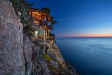 Taktsang Big Sur: Temple-Inspired Residence Overlooking Dramatic Ocean Vistas