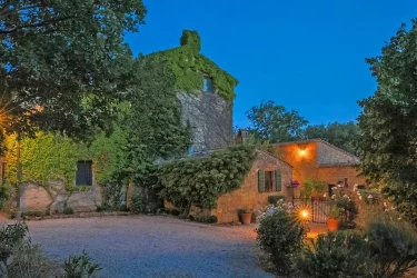 Historic Villa With Swimming Pool And Panoramic Views For Sale Near Pienza, Tuscany