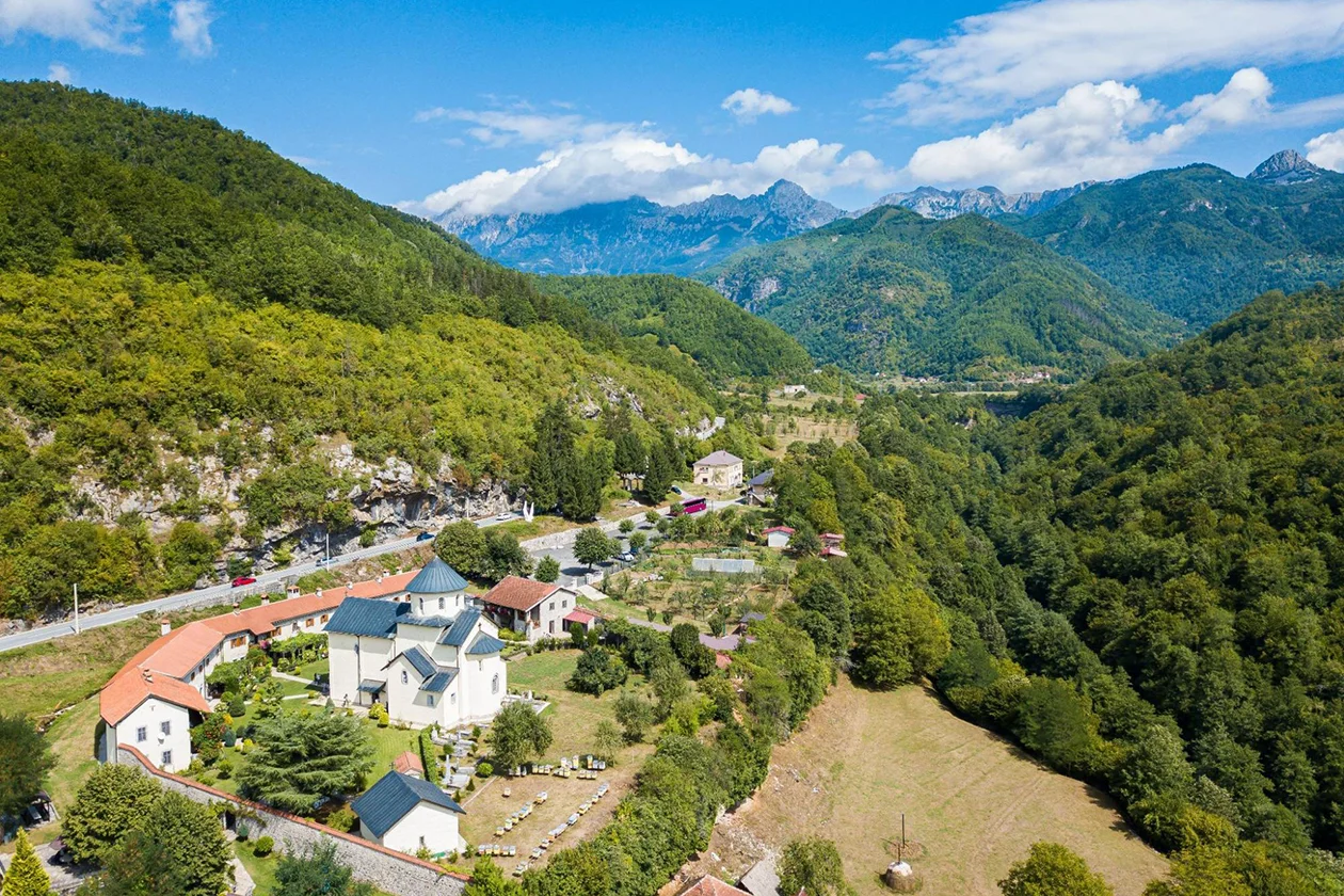 Белое Здание, Окруженное Деревьями И Горами