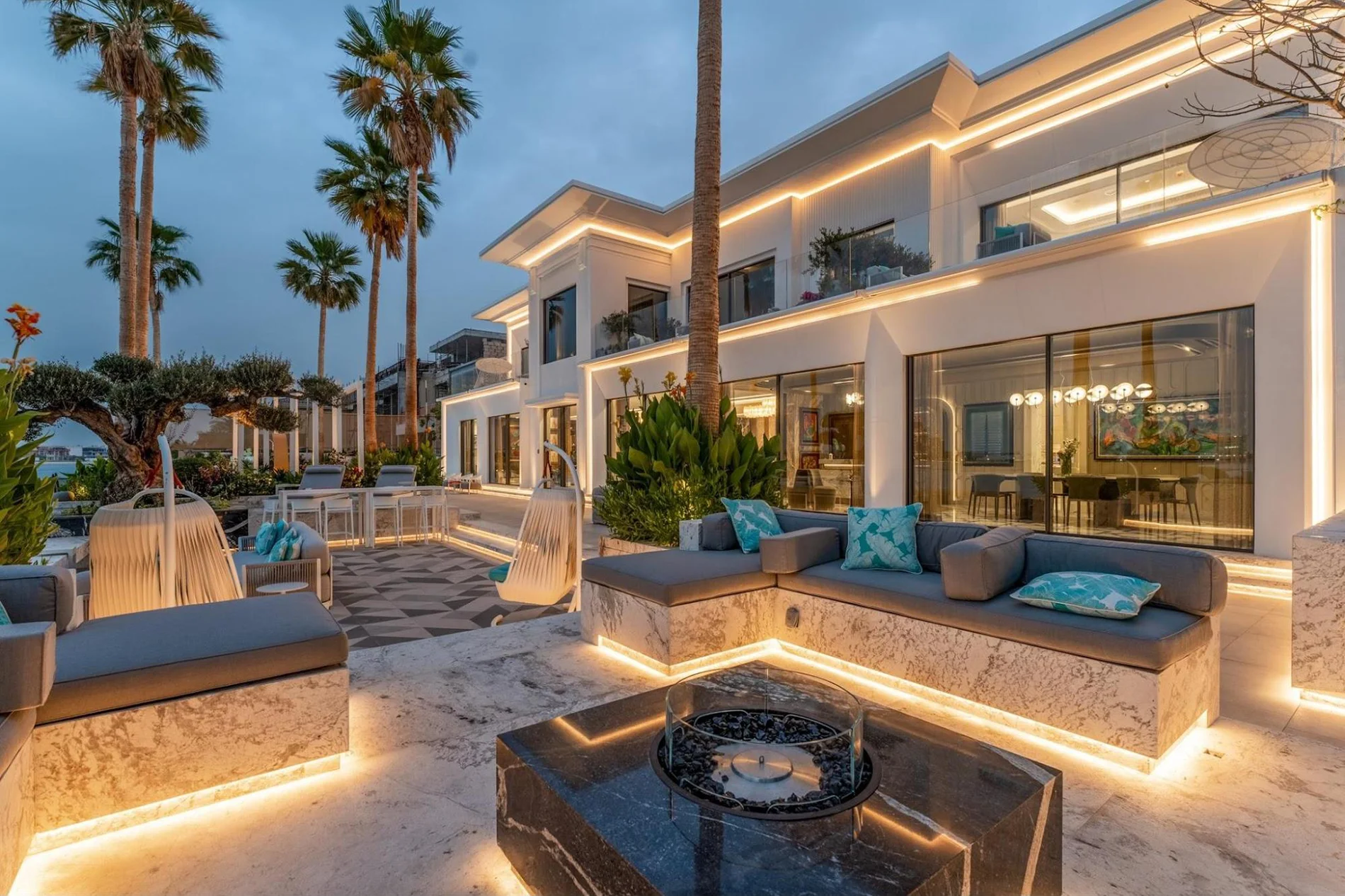 Beachfront Prestige in Dubai: Exquisite Palm Jumeirah Signature Villa with Unrivaled Features