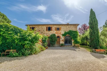Charming Historic Villa for Sale in the Heart of Picturesque Gaiole in Chianti, Tuscany