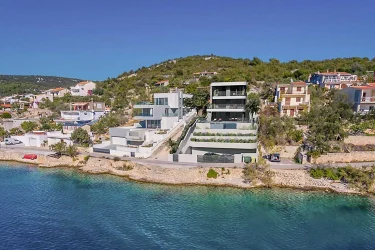 Villa in Vinišće: A Modern Seafront Jewel on Croatia’s Scenic Dalmatian Shore