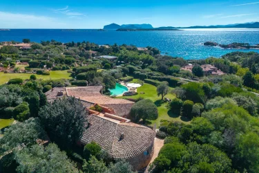 Villa in Romazzino Bay: Exquisite Sardinian Haven with Mediterranean Charm
