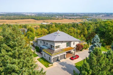 5500 Steeles Avenue West: Modern Elegance and Serenity in Ontario’s Niagara Escarpment Region