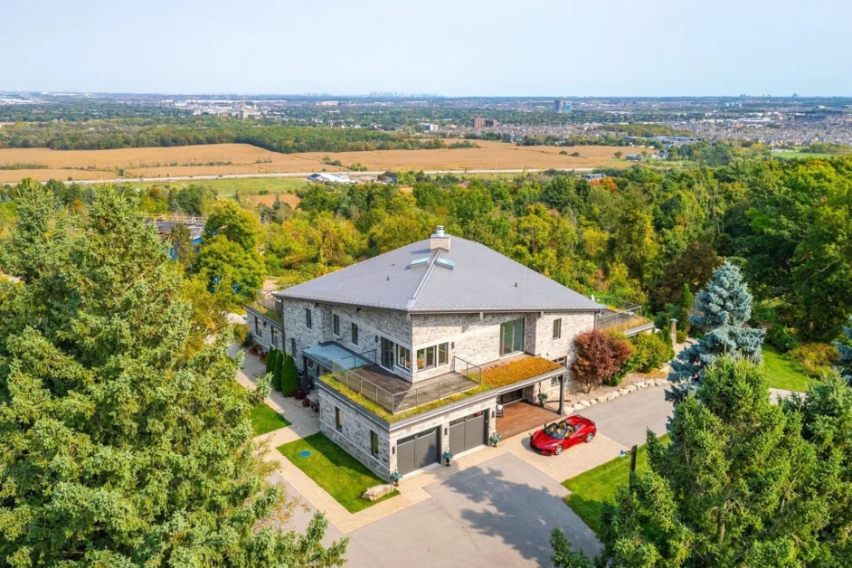 5500 Steeles Avenue West: Modern Elegance and Serenity in Ontario’s Niagara Escarpment Region