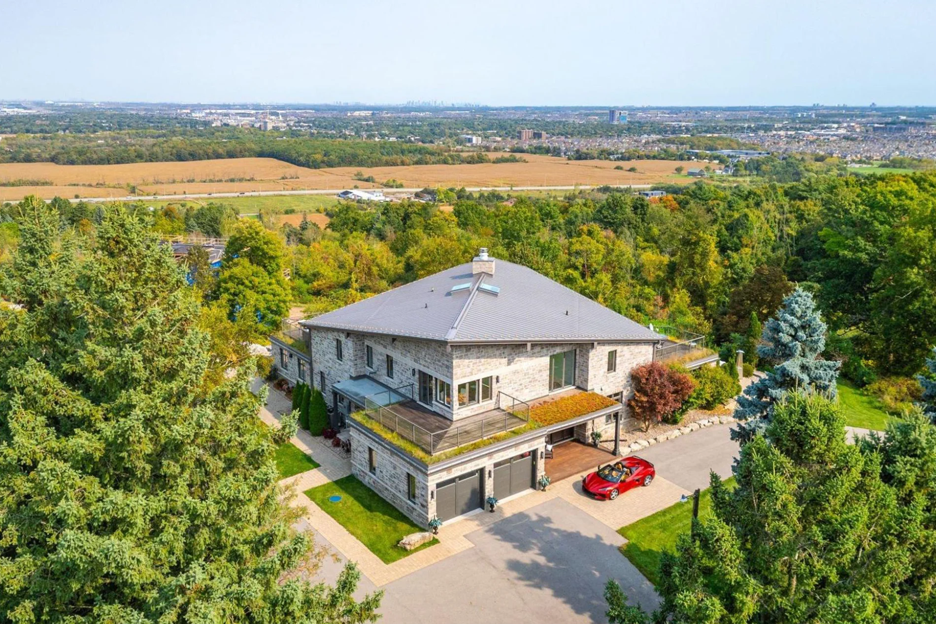 5500 Steeles Avenue West: Modern Elegance and Serenity in Ontario’s Niagara Escarpment Region