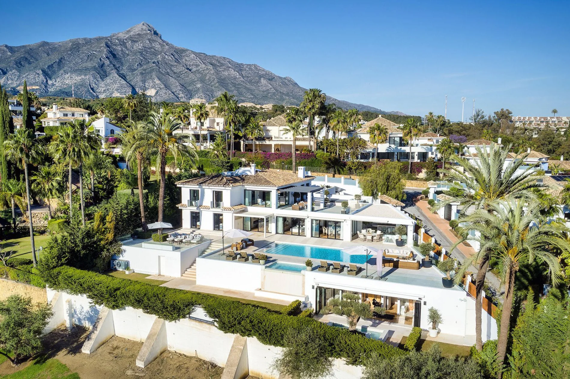 Villa in Los Naranjos: Exceptional Marbella Living with Breathtaking Mediterranean and Golf Views