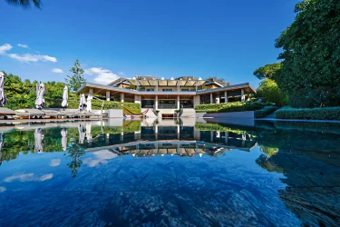 Prime Beachside Villa in Marbella’s Prestigious Guadalmina Baja Hits the Market