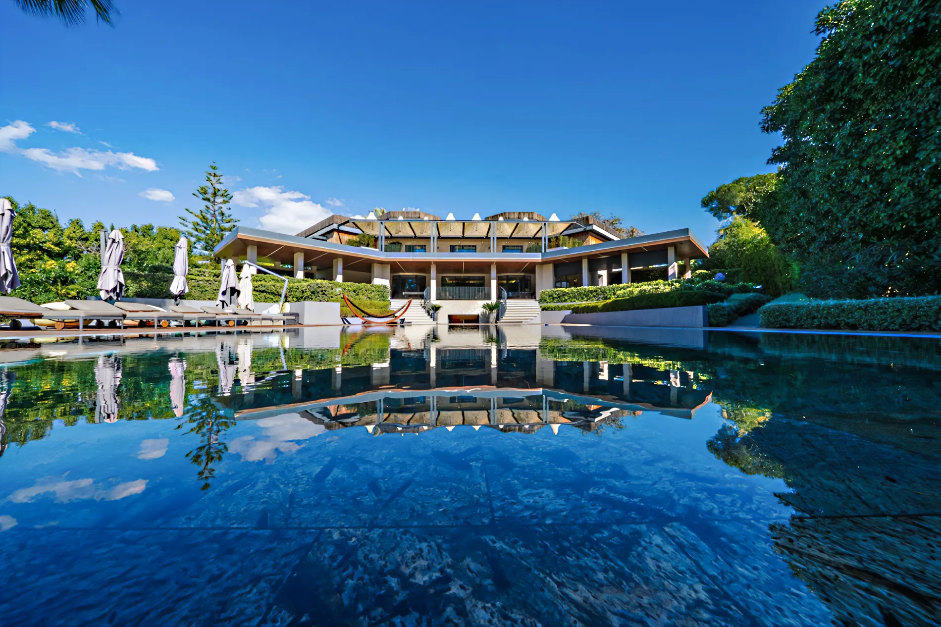 Prime Beachside Villa in Marbella’s Prestigious Guadalmina Baja Hits the Market