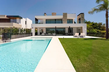 Nueva Andalucía Elegance: €4.7M Villa with Panoramic Views in Exclusive Los Naranjos Golf, Marbella