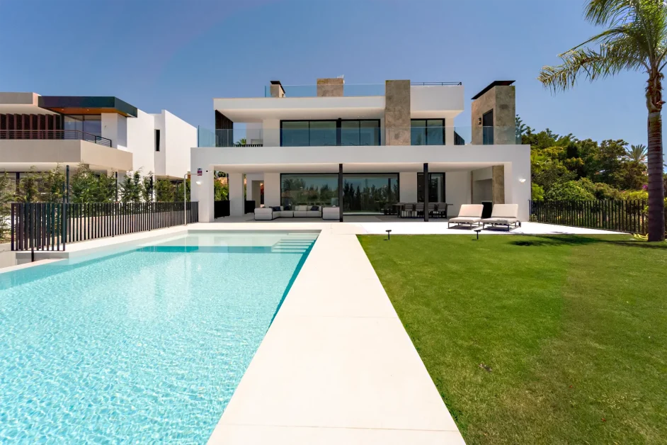 Nueva Andalucía Elegance: €4.7M Villa with Panoramic Views in Exclusive Los Naranjos Golf, Marbella