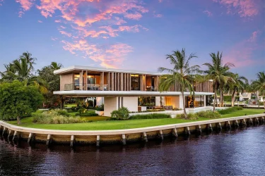 Luxury Real Estate’s Power Curve: What 2025’s Inquiry Trends Reveal About Buyer Priorities