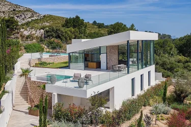 Sun-Soaked Prestige: Mapping the High-Stakes Appeal of Southern Europe’s Island Retreats