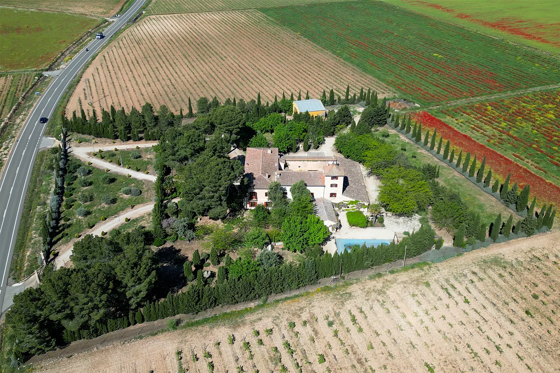 Rural Villa in Fontanars dels Alforins: Operational Tourism Estate in Valencia's Wine Country