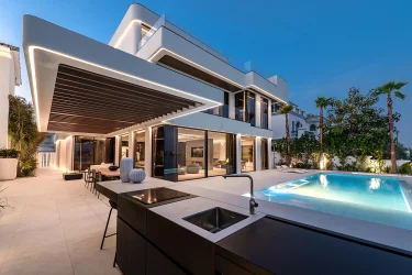 Beachfront Garden Home Villa on Palm Jumeirah: A Turn-Key Masterpiece with Private Beach Access