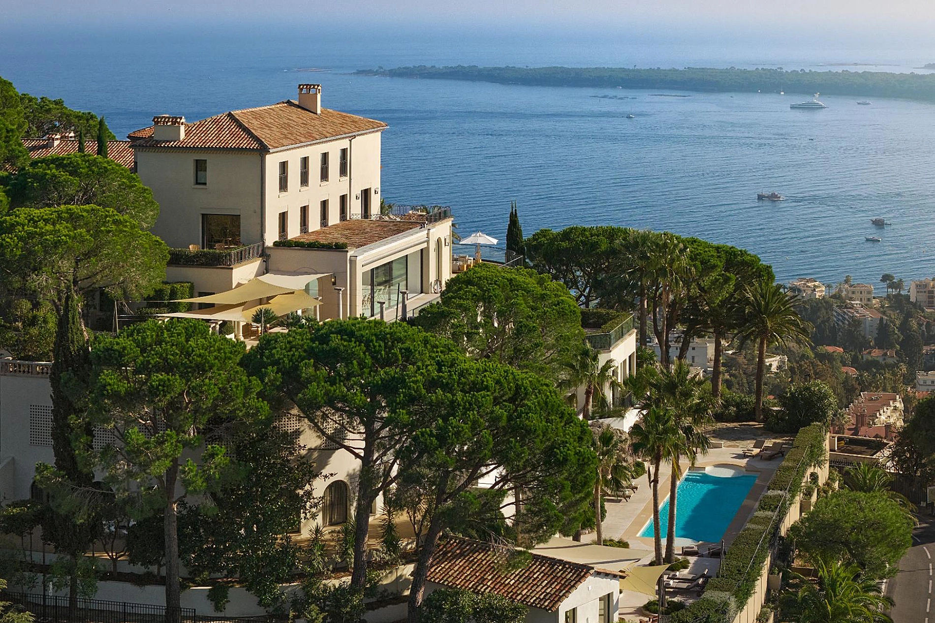 Villa Bagatelle: A Panoramic Masterpiece Above the Bay of Cannes Available for Rent